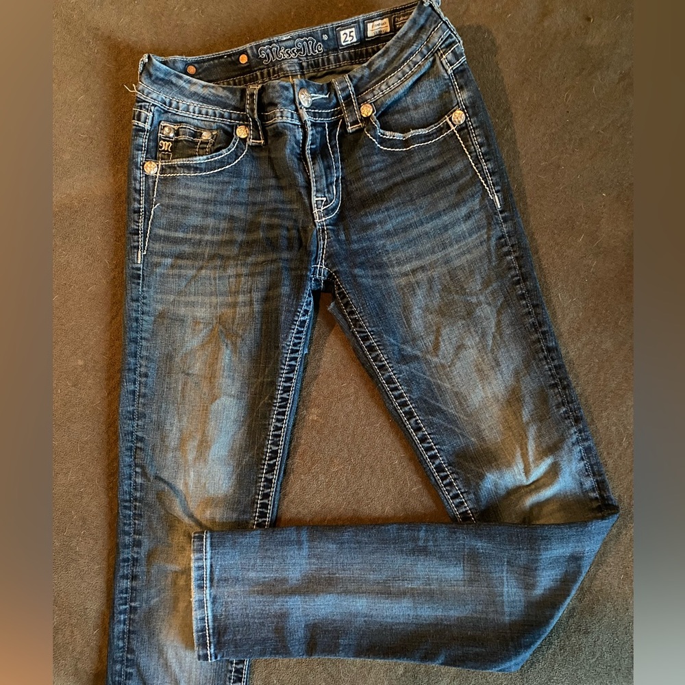 Miss Me women’s standard skinny jeans. Size 25 waist. Wearing in the thighs.